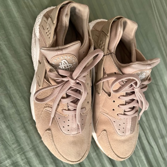 Nike Air Huaraches. beige/tan. Worn 3 times* - Picture 2 of 4